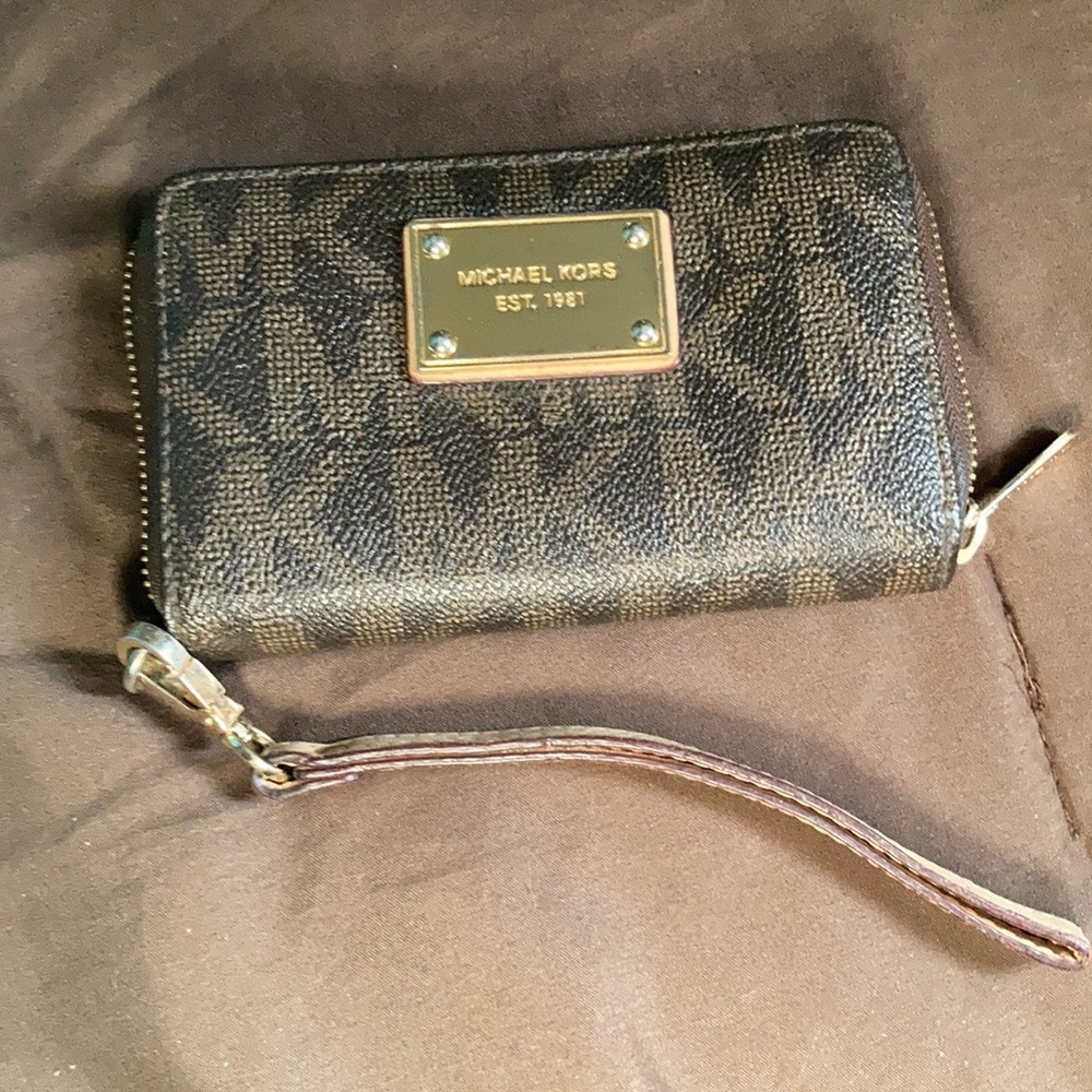 COPY - Michael Kors wristlet wallet w/inside card slot and hand strap
